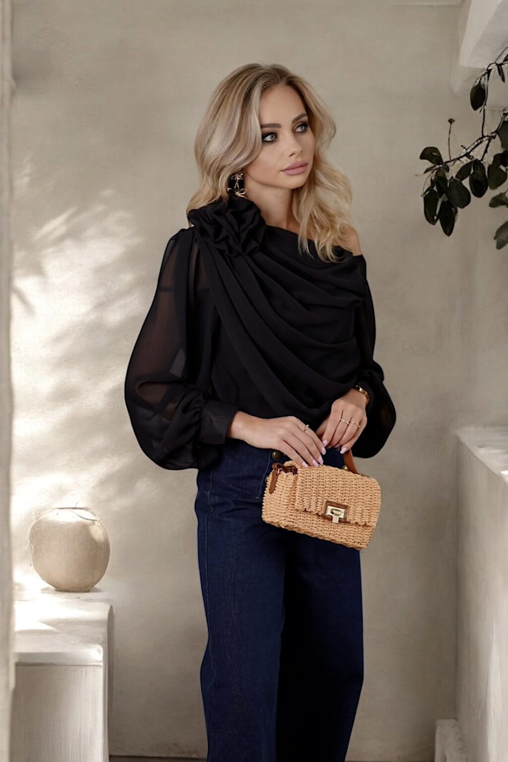 Czarne body z odpinanym kwiatem NOIR BLOOM