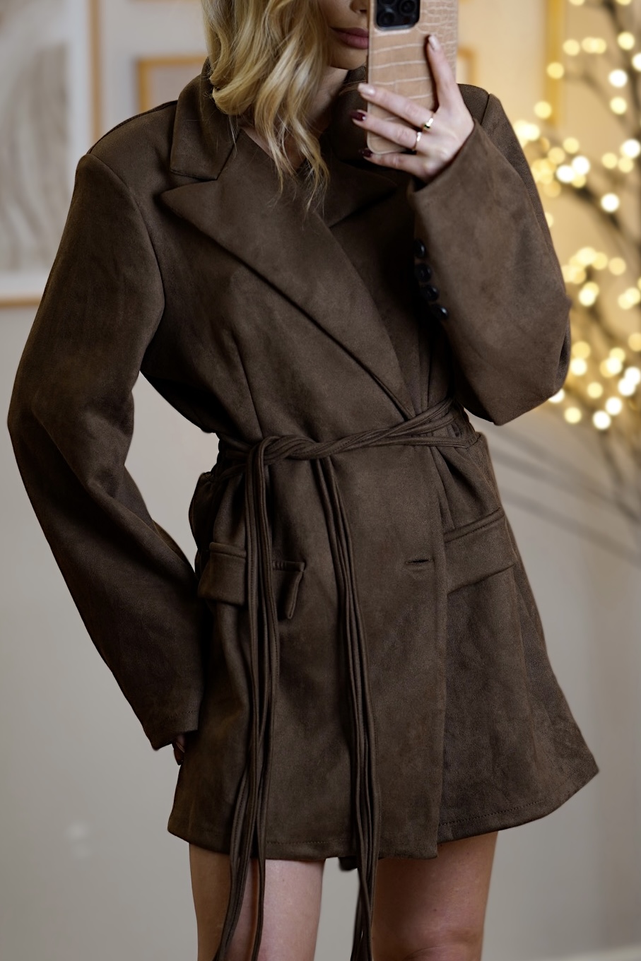 Zamszowa marynarka z wiązaniem Whisper