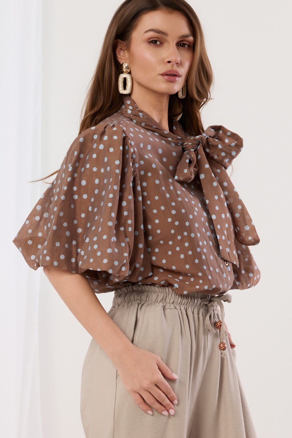 Koszula z wiązaniem w grochy Puffy dots | brąz