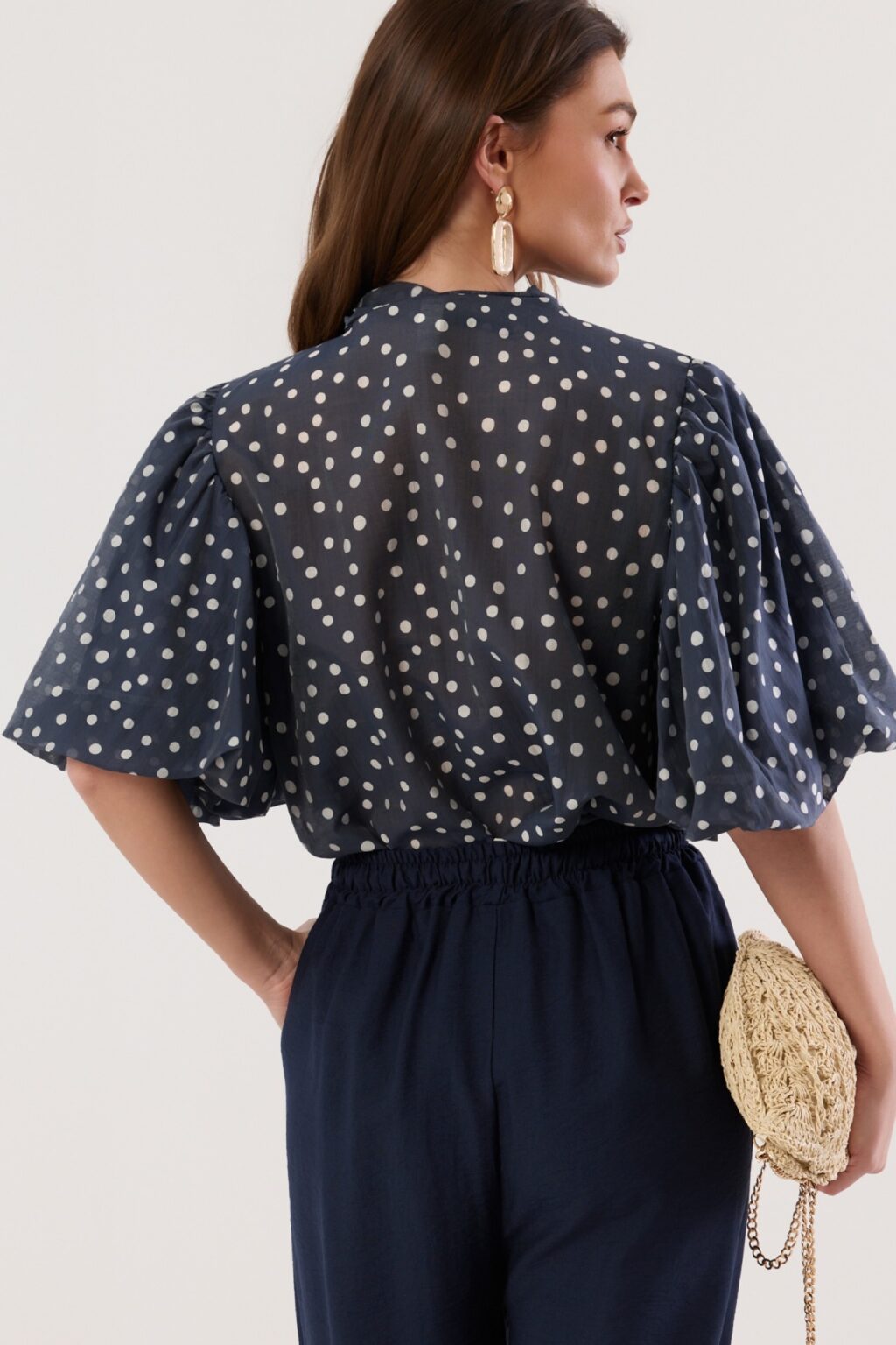 Koszula z wiązaniem w grochy Puffy dots | granat